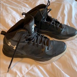 Under Armour youth basketball shoes EUC
